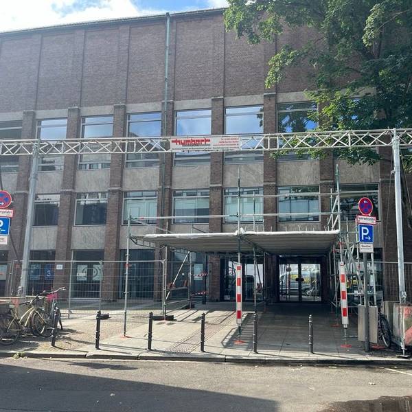 Sinnbild für den Zustand der städtischen Museen: Der Gerüsteingang des Museums für Angewandte Kunst.