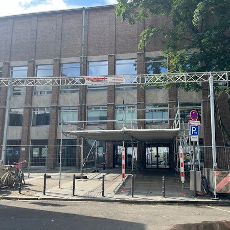 Sinnbild für den Zustand der städtischen Museen: Der Gerüsteingang des Museums für Angewandte Kunst.