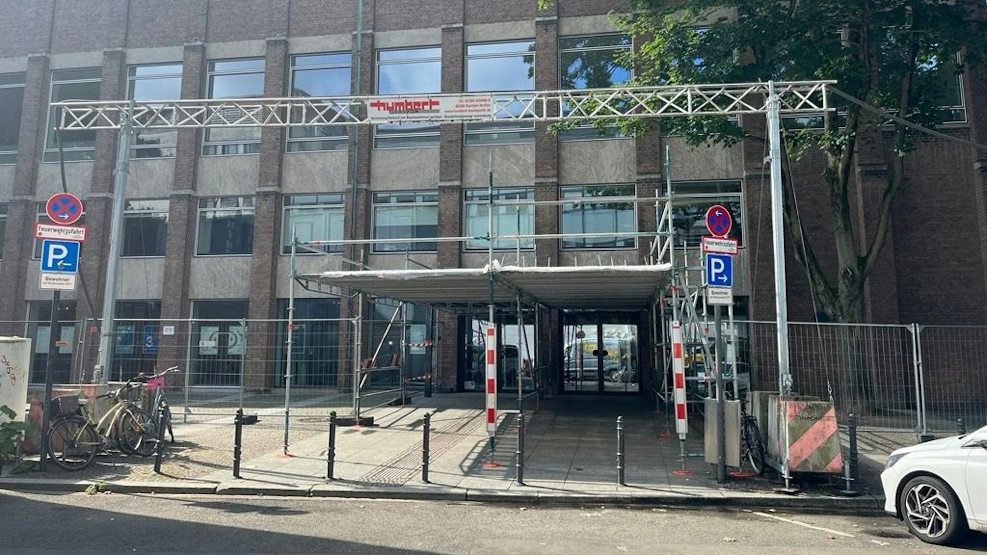 Sinnbild für den Zustand der städtischen Museen: Der Gerüsteingang des Museums für Angewandte Kunst.