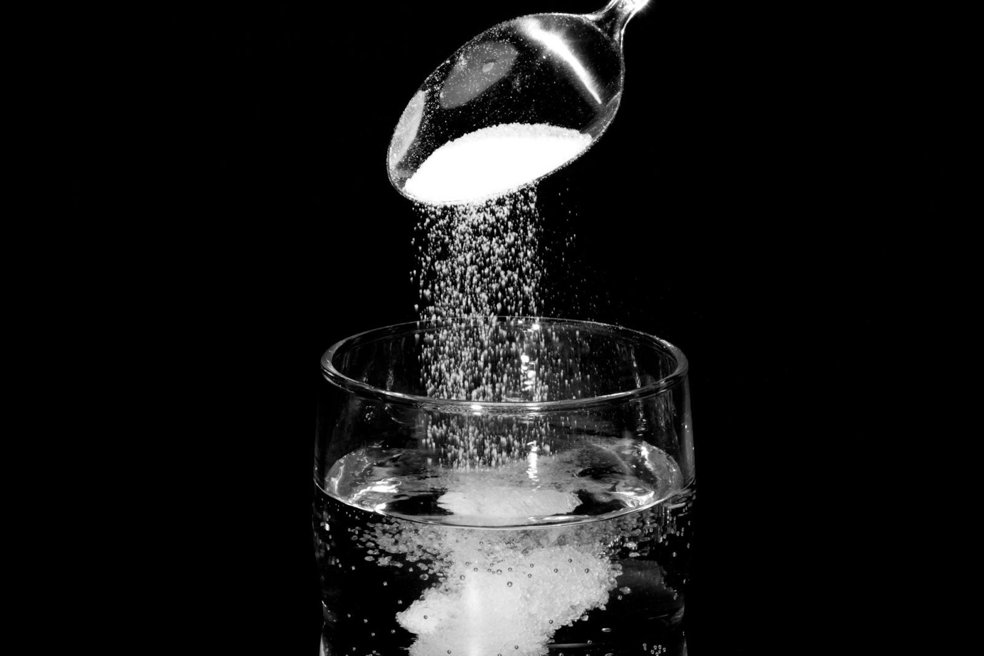 Eine weitere Möglichkeit, das Jucken verschwinden zu lassen, besteht darin, einen Teelöffel Salz in ein Glas kaltes Wasser zu geben und mit diesem Salzwasser dann den Mückenstich einzureiben. Nach einiger Zeit sollte der Juckreiz spürbar abgenommen haben. (Bild: iStock/ReggieLavoie)