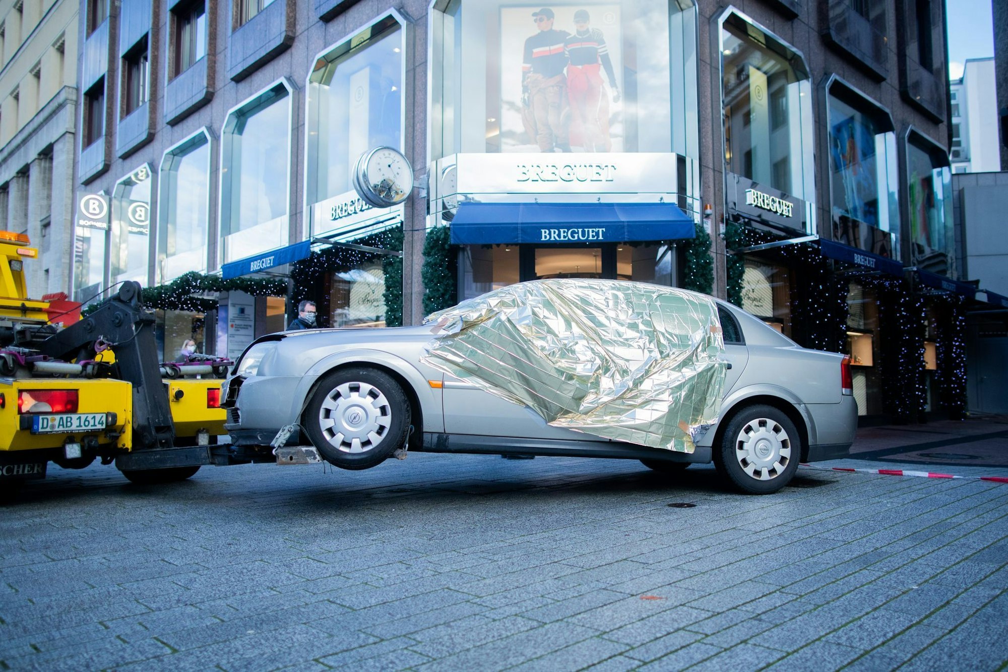 Die Täter waren mit einem gestohlenen Wagen in das Schaufenster gefahren. (Archivbild)