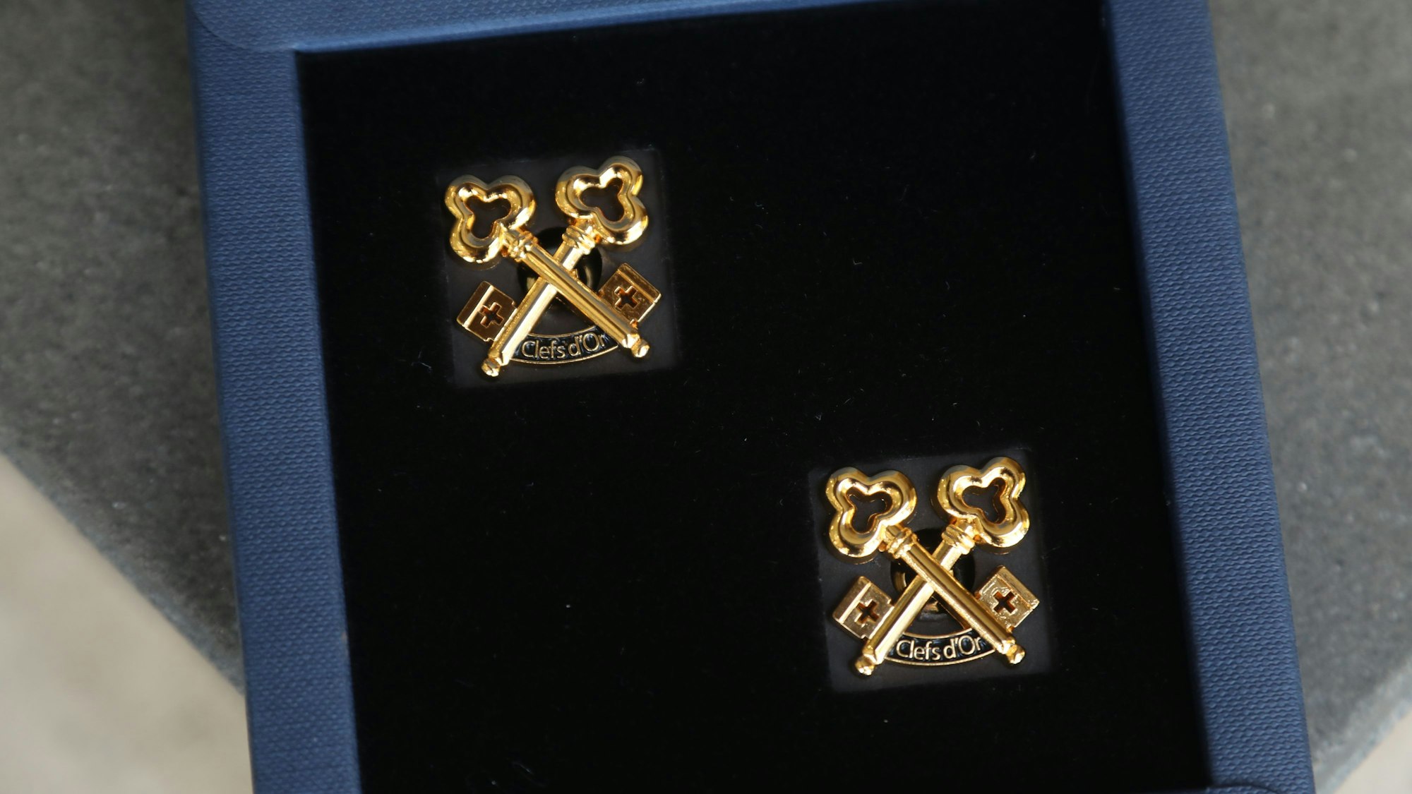 18.06.2025, Köln: Das Excelsior hat nun ein Dreigestirn: Alle Concierges sind nun in der Luxushotel-Traditionsvereinigung „Die Goldenen Schlüssel – Les Clefs d’Or“.Foto: Arton Krasniqi