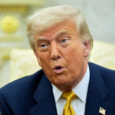 16.07.2025, USA, Washington: US-Präsident Donald Trump spricht während eines Treffens mit dem bahrainischen Kronprinzen Salman bin Hamad Al Khalifa im Oval Office des Weißen Hauses. Foto: Alex Brandon/AP/dpa +++ dpa-Bildfunk +++