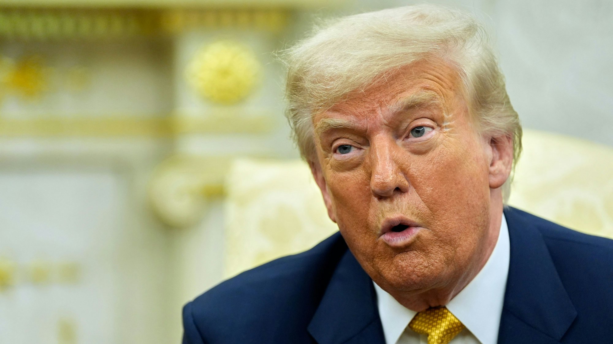 16.07.2025, USA, Washington: US-Präsident Donald Trump spricht während eines Treffens mit dem bahrainischen Kronprinzen Salman bin Hamad Al Khalifa im Oval Office des Weißen Hauses. Foto: Alex Brandon/AP/dpa +++ dpa-Bildfunk +++