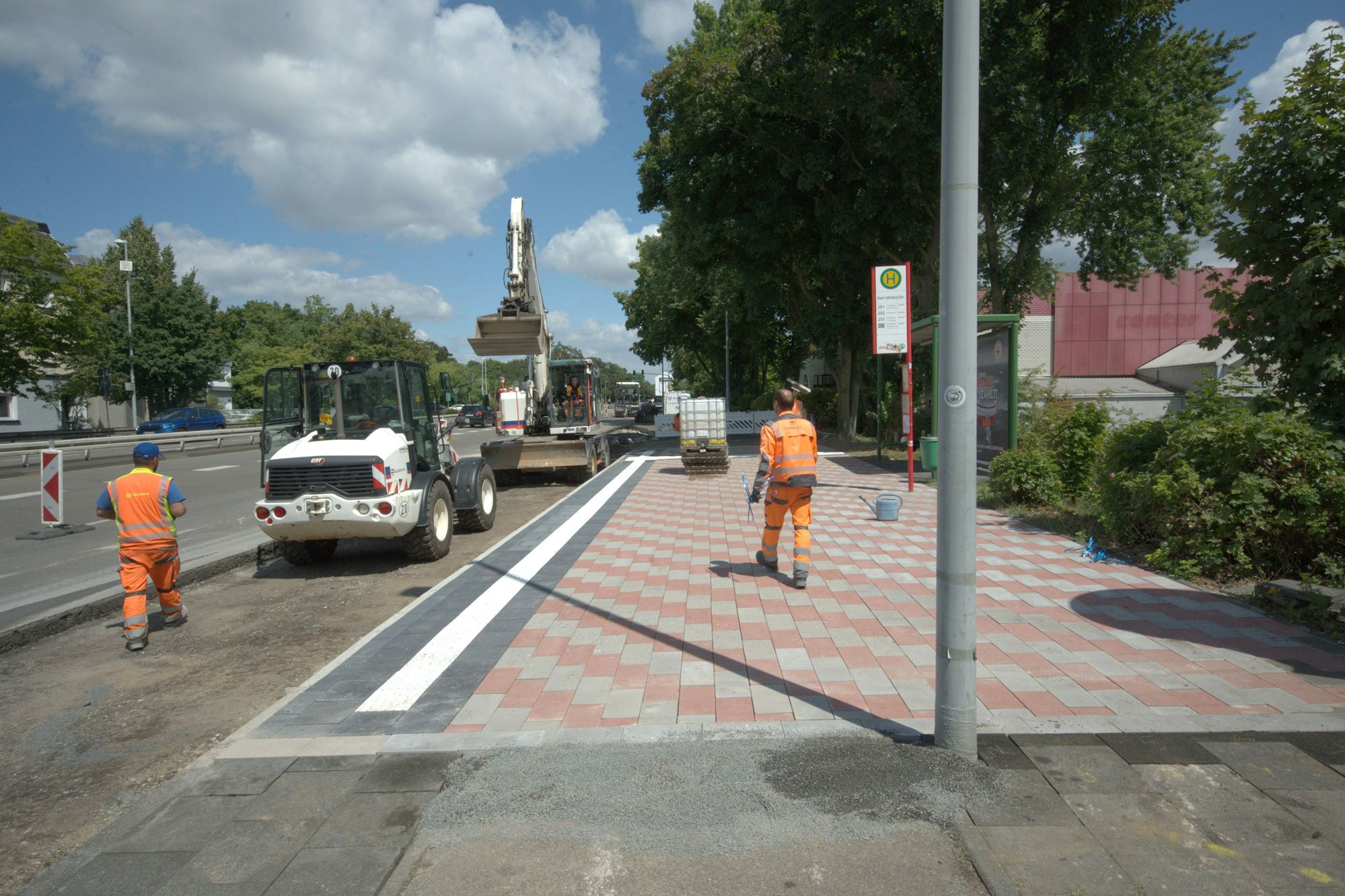 Die Bushaltestelle Karl-Ulitzka-Straße wurde erneuert.