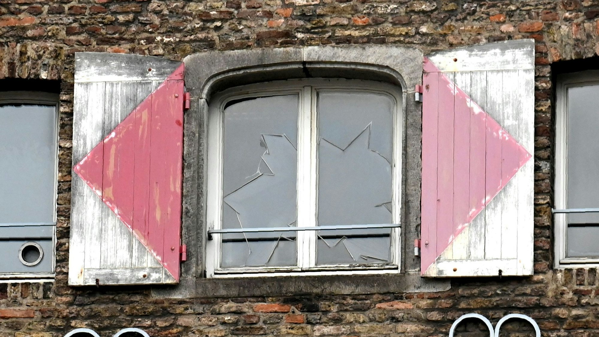 12.07.2024 Köln. Die Fensterläden am Zeughaus sind teilweise in einem maroden Zustand. Foto: Alexander Schwaiger