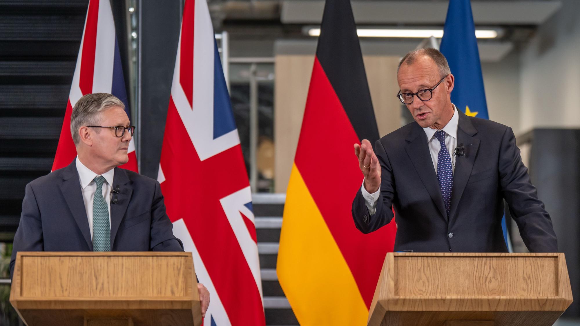Bundeskanzler Friedrich Merz (r, CDU) nimmt neben Keir Starmer, Premierminister von Großbritannien an einer Pressebegegnung bei Airbus Defence and Space am Standort Stevenage teil.