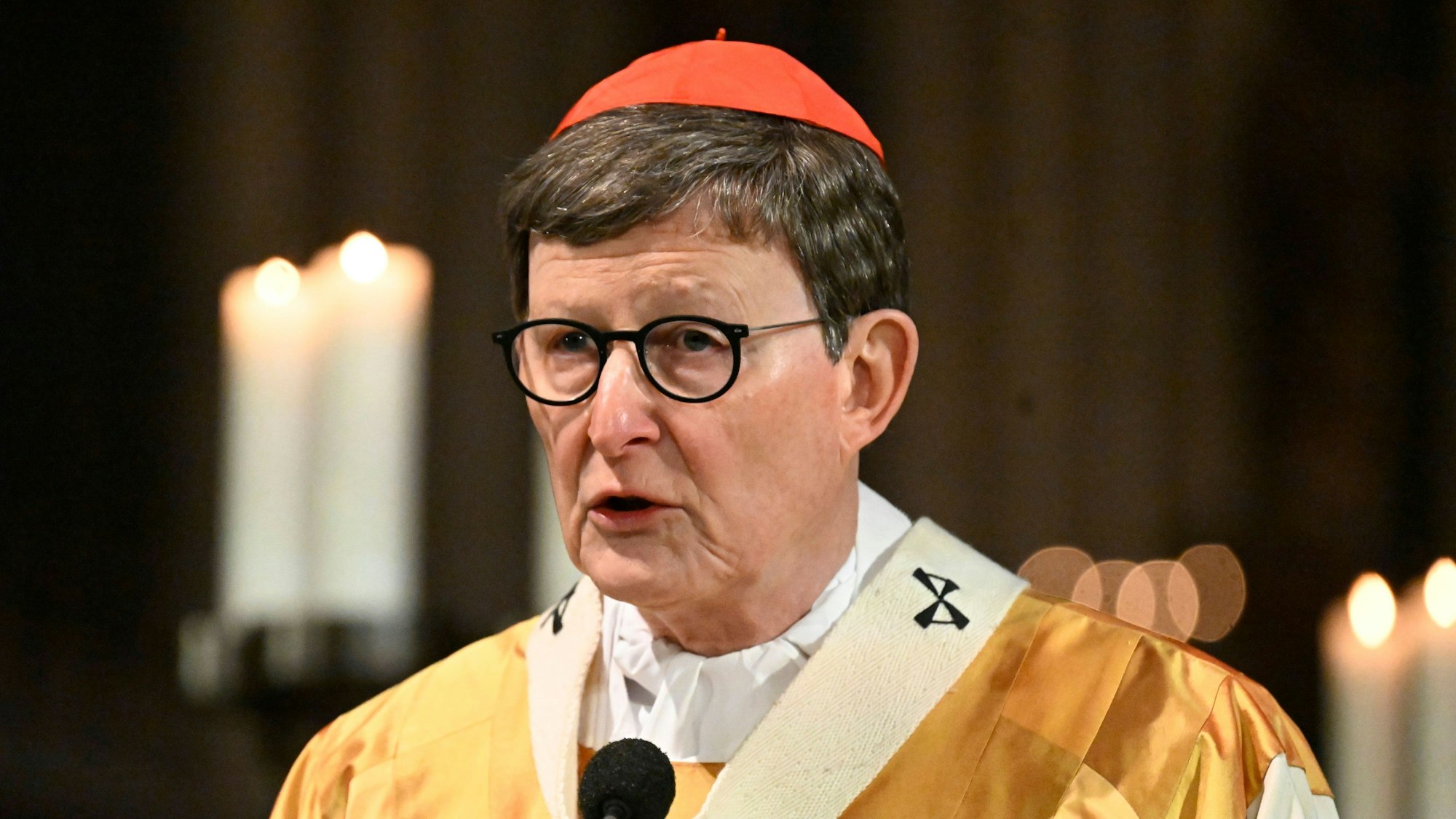 Das Bild zeigt Kardinal Rainer Maria Woelki, Erzbischof von Köln. Er trägt die liturgische Kleidung, die mit seinem Amt einhergeht.