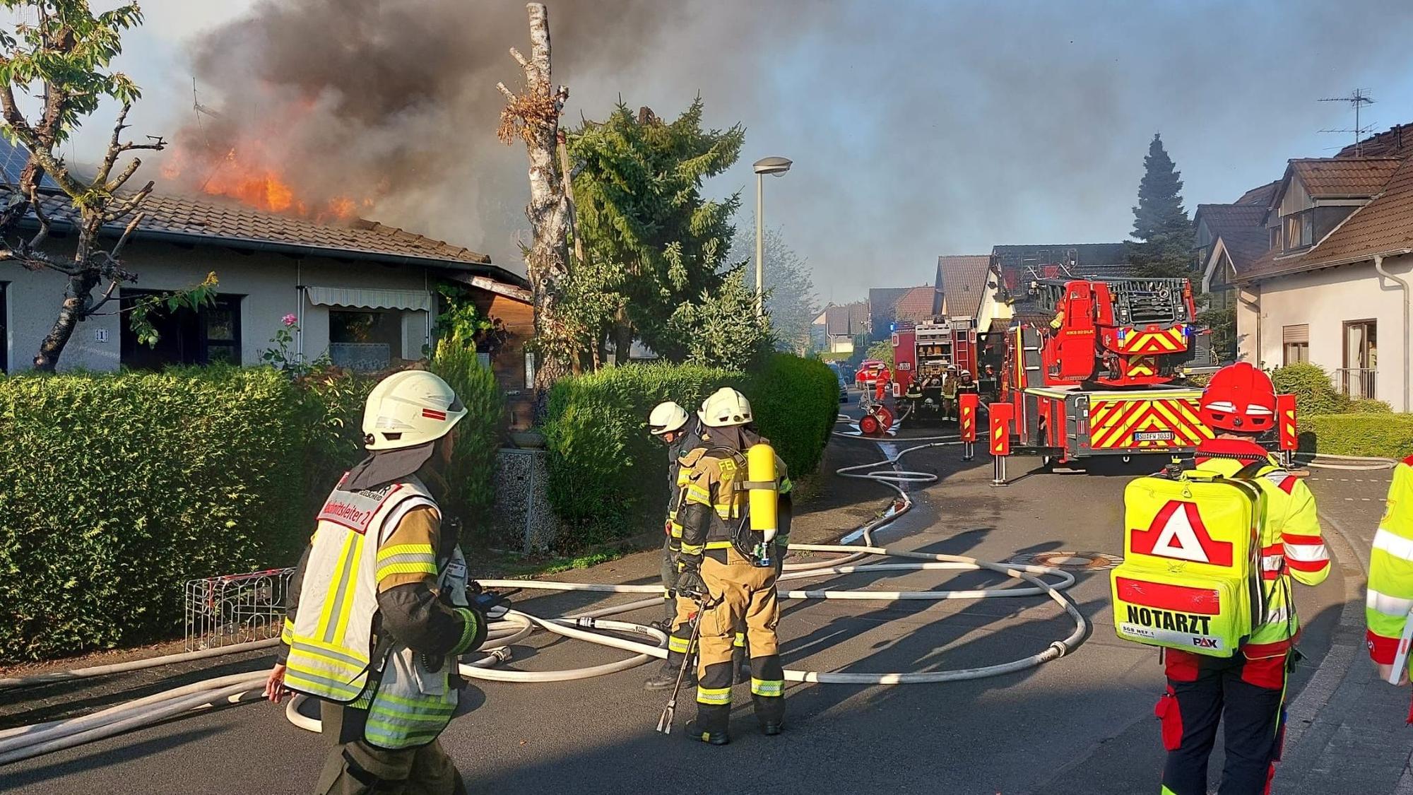 Die Feuerwehr kämpft in Neunkirchen-Seelscheid gegen ein Feuer an, das in einem Einfamilienhaus ausgebrochen ist.