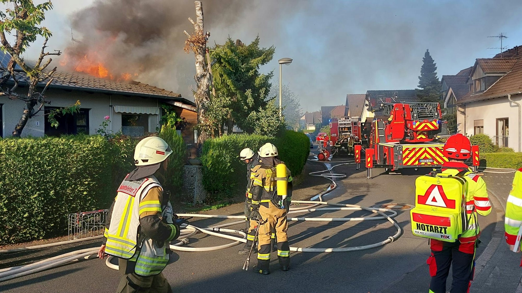 Die Feuerwehr kämpft in Neunkirchen-Seelscheid gegen ein Feuer an, das in einem Einfamilienhaus ausgebrochen ist.