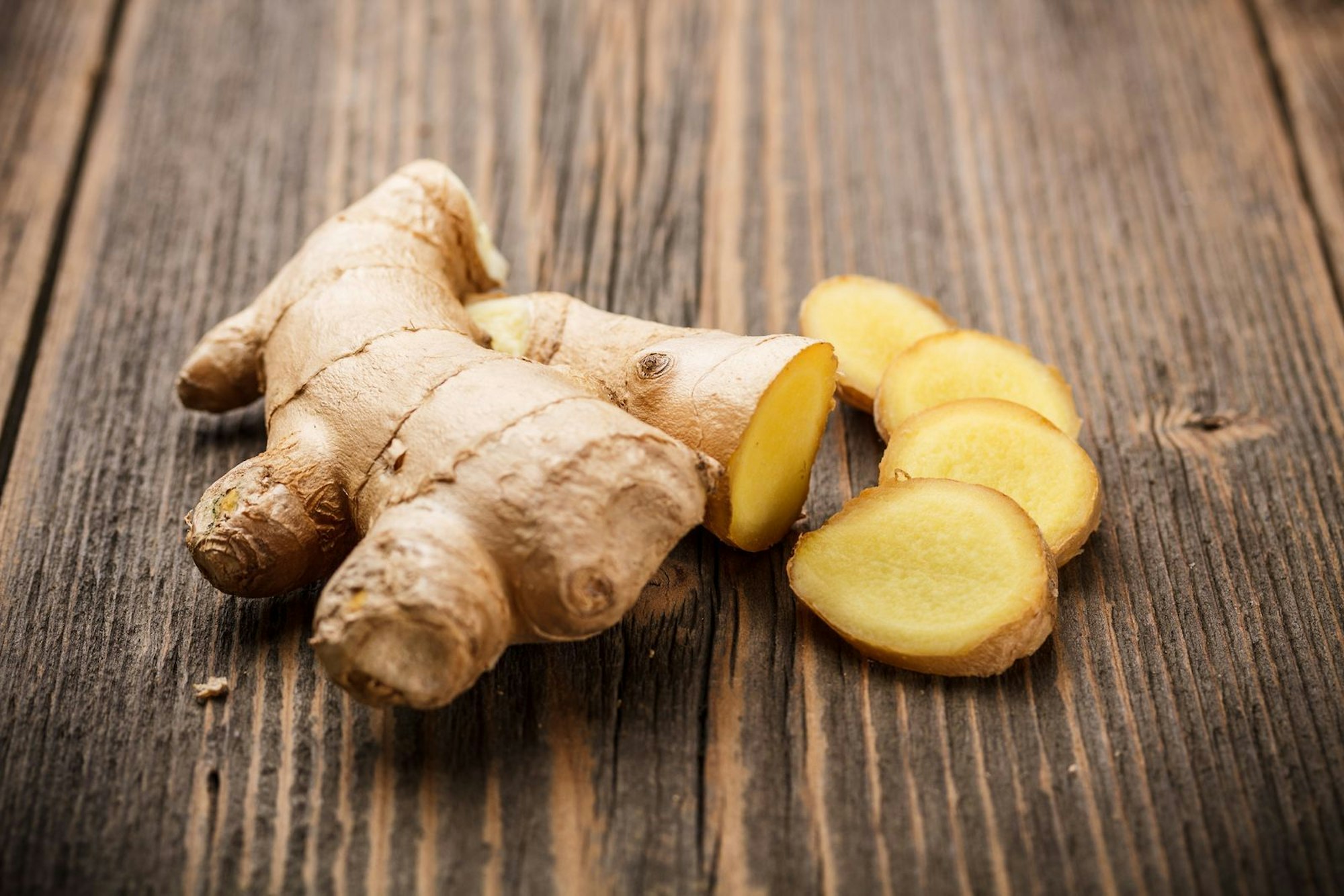 Ingwer ist eine regelrechte Wunderknolle, die als Tee nicht nur gut für das Immunsystem ist, sondern auch in Scheibenform auf dem Mückenstich desinfizierend und beruhigend wirkt. Schneiden Sie eine Scheibe Ingwer ab und legen Sie diese auf die Einstichstelle und fixieren Sie die Scheibe gegebenenfalls mit einem Tuch. (Bild: iStock/grafvision)