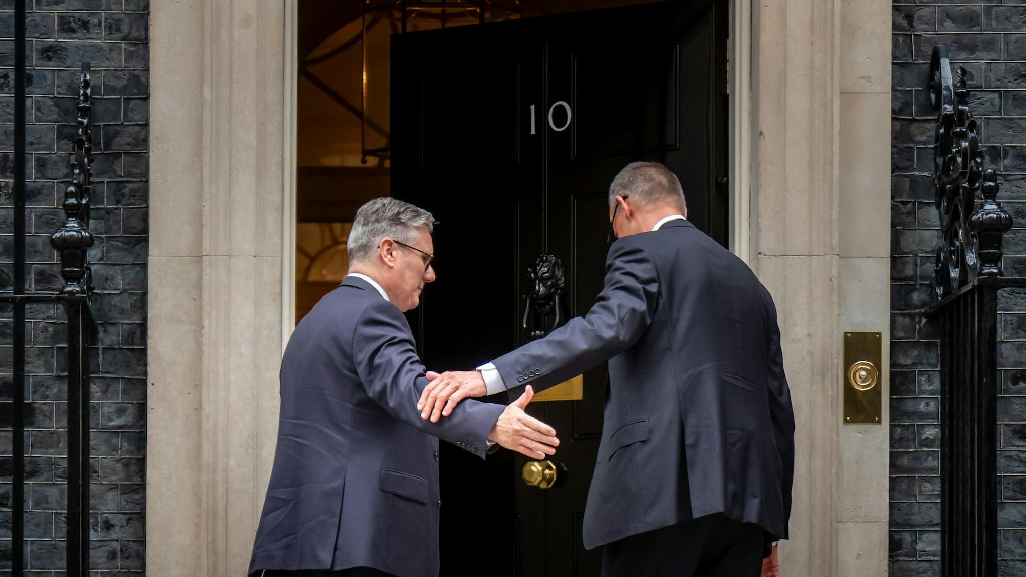 Bundeskanzler Friedrich Merz wird von Keir Starmer, Premierminister von Großbritannien, vor dessen Amtssitz Downing Street 10 begrüßt. .