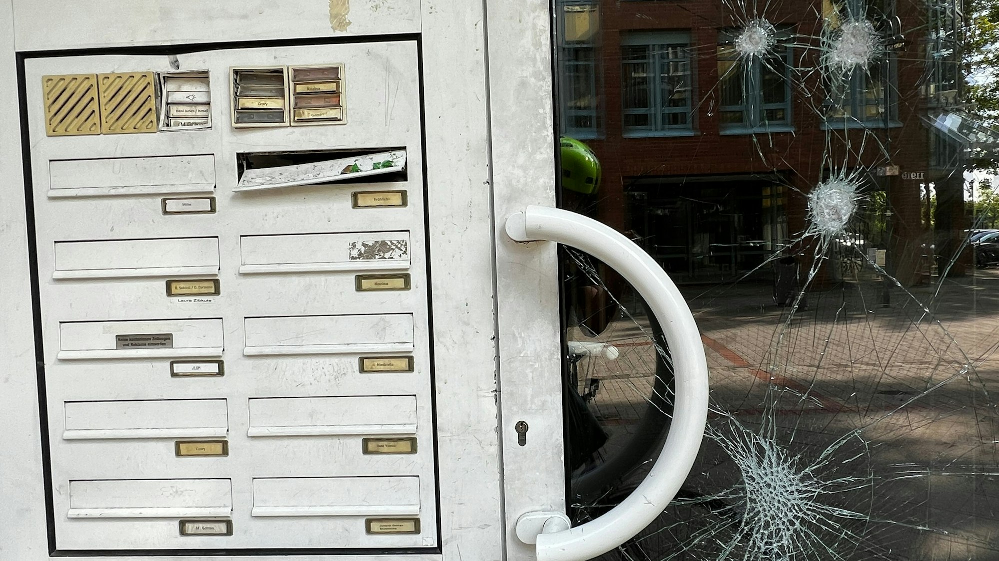 Randale bei der Großfamilie, eine Tür im Haus an der Hauptstraße 124/126 wurde eingeschlagen. Die Täter sollen laut Augenzeugen aus der Kaiserstraße gekommen sein.