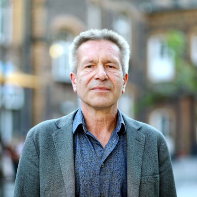 13.05.2025, Köln: In der Alten Feuerwache lud die Stadtteilkonferenz Agnesviertel/Eigelstein in Zusammenarbeit mit dem Kölner Flüchtlingsrat e. V. zur Informationsveranstaltung „Wie funktioniert eine Erstaufnahmeeinrichtung?“ ein.
Claus-Ulrich Prölß ist Geschäftsführer vom Kölner Flüchtlingsrat e. V.