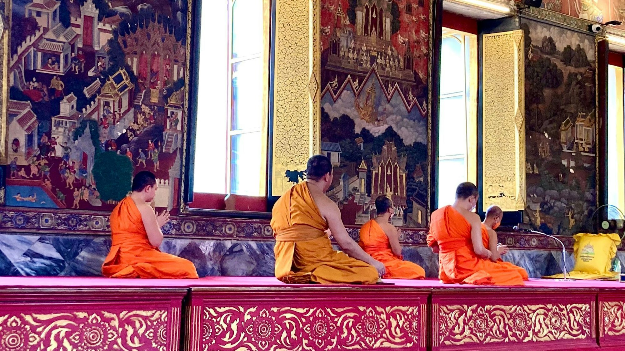 Eigentlich verpflichten sich Mönche in Thailand zu einem Leben in Armut und Enthaltsamkeit. (Archivbild)