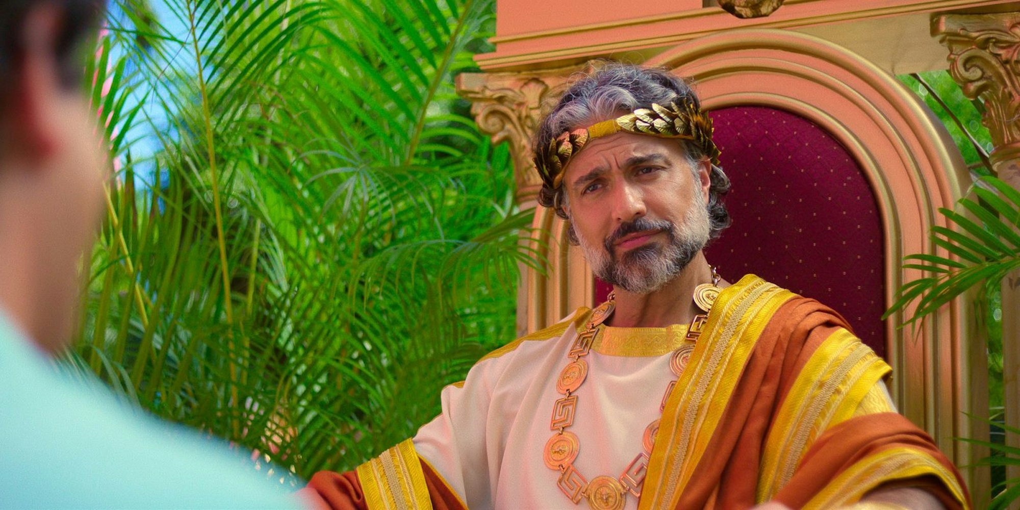Jaime Camil spielt in „Acapulco“ den Mitbesitzer des Resorts in den Achtzigern. Der Schauspieler war auch in der Serie „Jane the Virgin“ als Vater der Hauptfigur dabei. (Bild: Apple TV+)