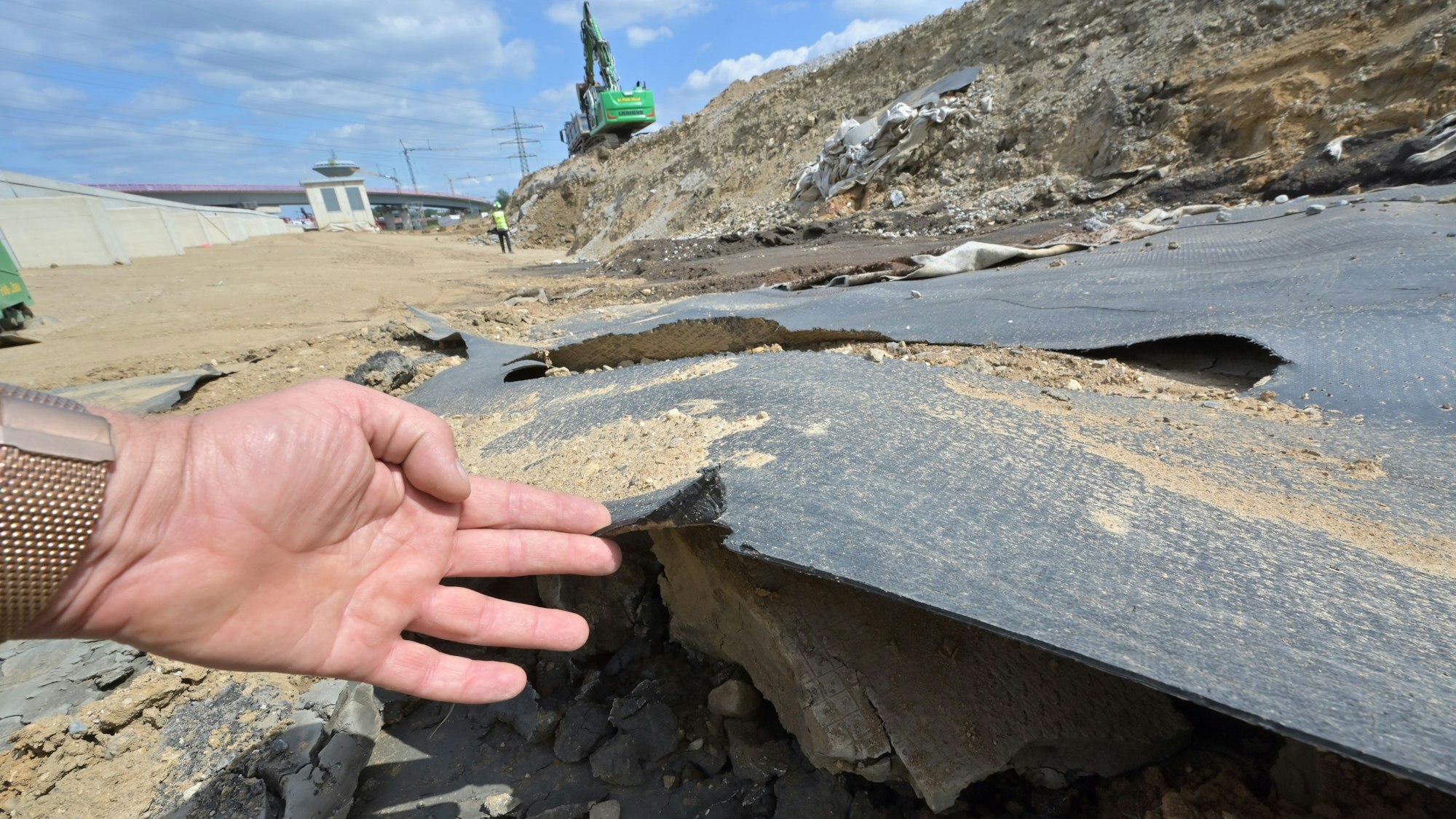 Die Folie ist nicht mehr dicht: Deponiefolie und offenbar nicht vorhandene Deponieabdeckung auf der Autobahnbaustelle neben der neuen A1 Bild: Ralf Krieger