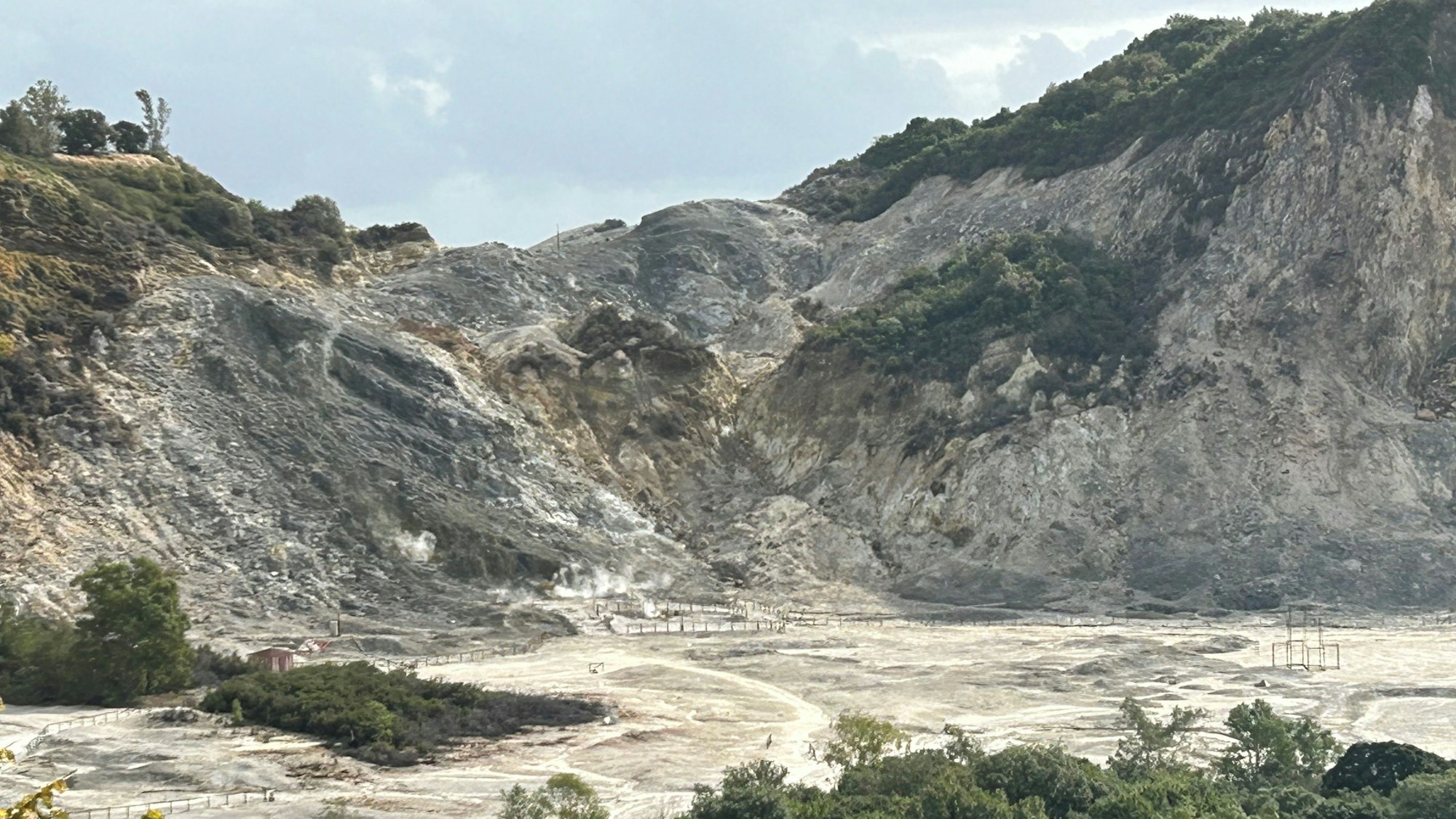 ARCHIV - Das Vulkanfeld Solfatara in der Kleinstadt Pozzuoli im Westen der italienischen Millionenmetropole Neapel. Das Gebiet gehört zum Supervulkan der Phlegräischen Felder. (zu dpa: «Erdbeben in Neapel: Was Urlauber wissen müssen») Foto: Christoph Sator/dpa/dpa-tmn - Honorarfrei nur für Bezieher des dpa-Themendienstes +++ dpa-Themendienst +++
