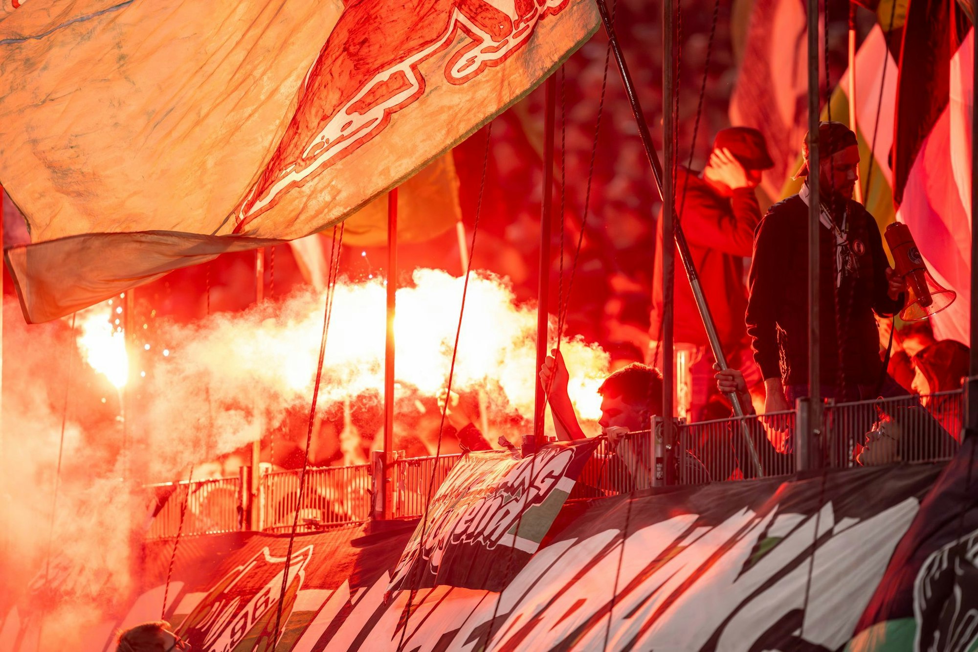 Für das Abbrennen von Pyrotechnik im Heimspiel gegen den SC Paderborn bittet der DFB Hannover 96 nun zur Kasse.