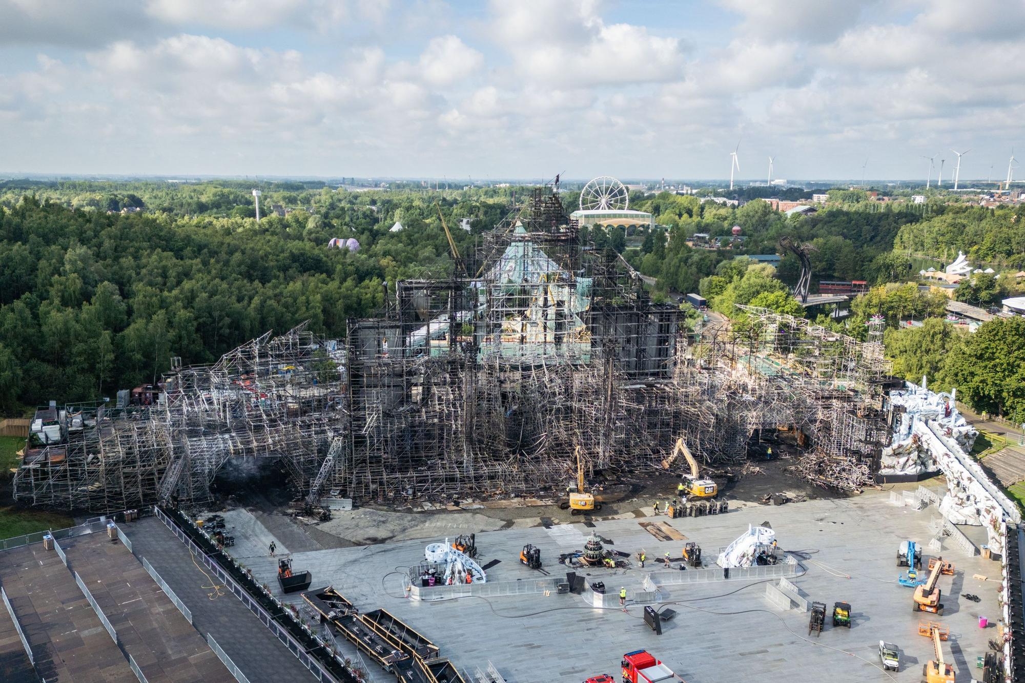 Eine Drohnenaufnahme zeigt die Hauptbühne nach dem Brand auf dem Tomorrowland-Festival in Belgien