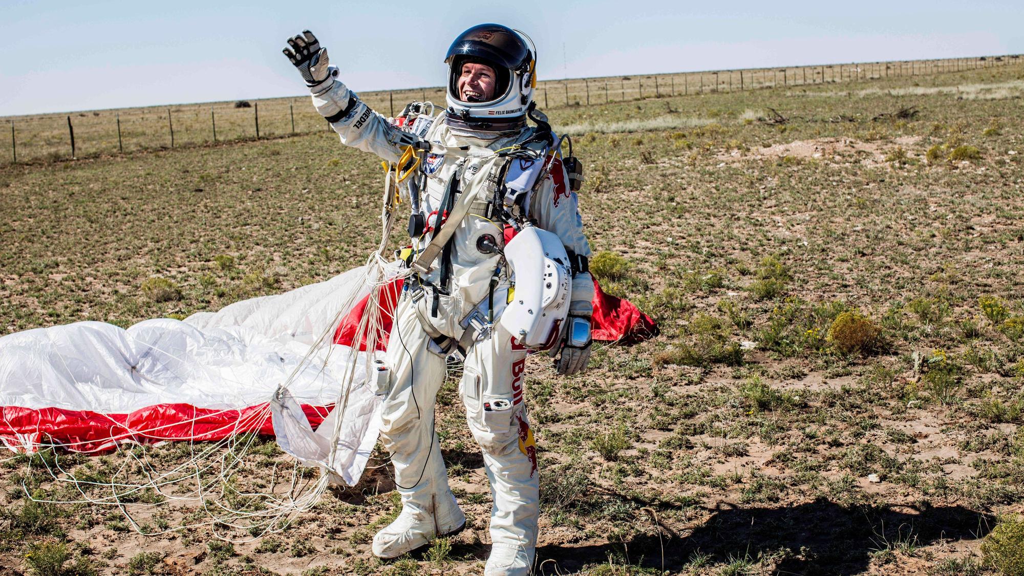 Felix Baumgartner nach seinem Sprung aus dem Weltall.