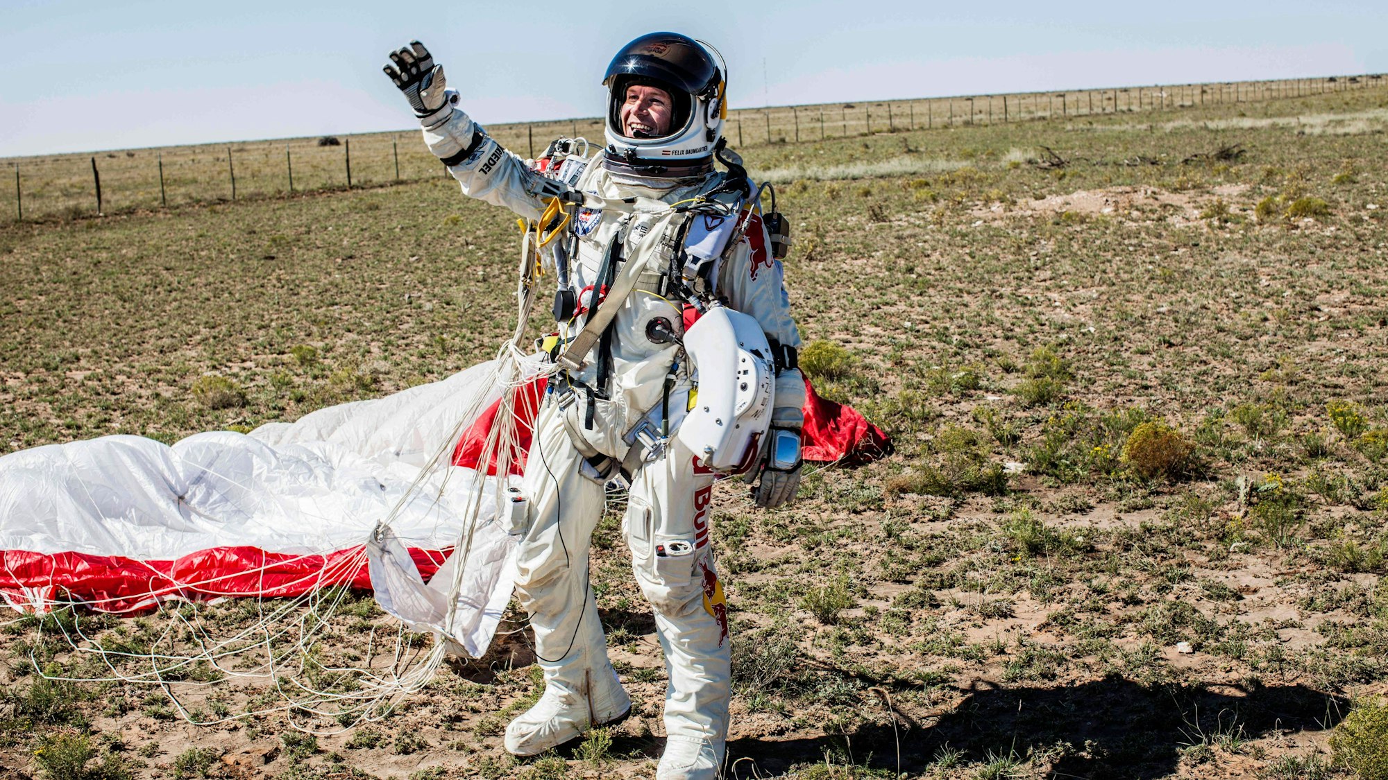 Felix Baumgartner nach seinem Sprung aus dem Weltall.