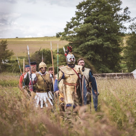 Römerlager in Nettersheim: Darsteller tragen die Nachbildungen spätantiker römischer Soldaten-Rüstungen und Speere.