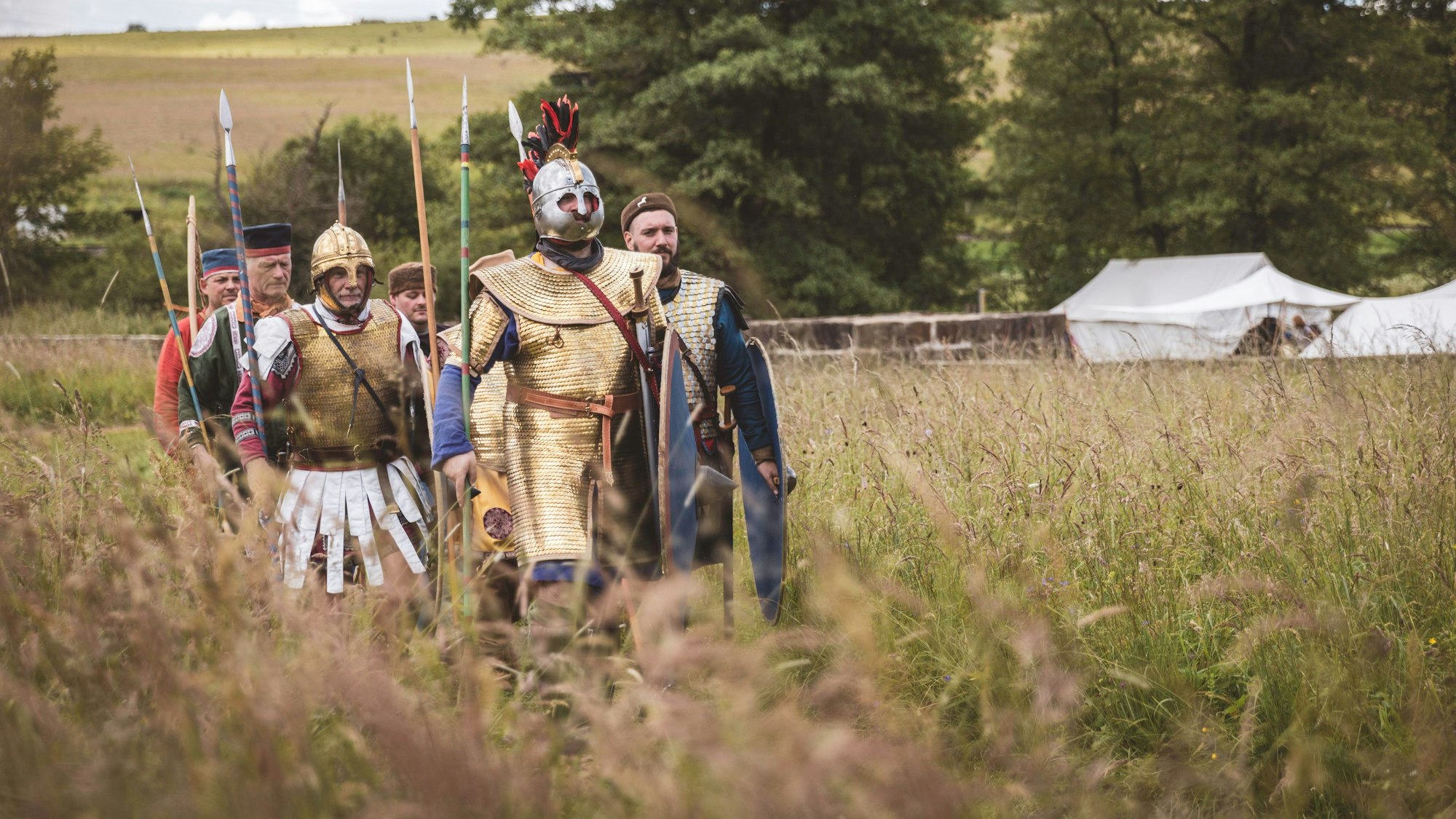 Römerlager in Nettersheim: Darsteller tragen die Nachbildungen spätantiker römischer Soldaten-Rüstungen und Speere.
