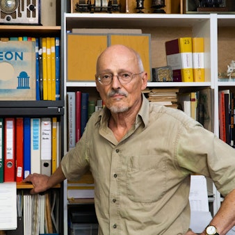 Ein Mann steht vor einem Bücherregal