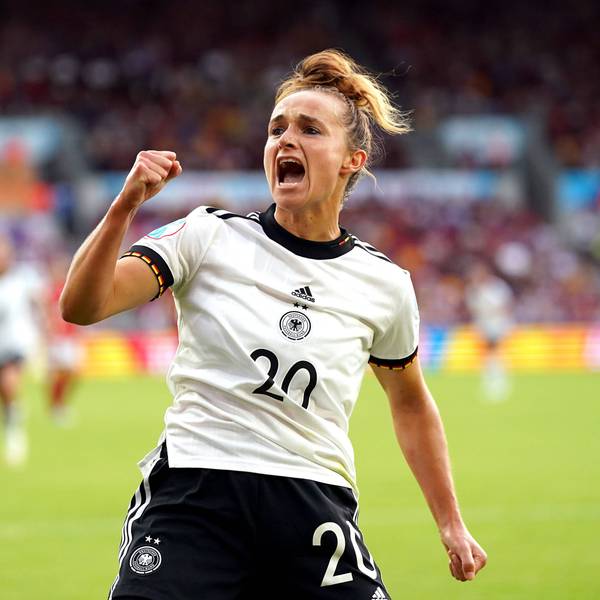 Lina Magull jubelt bei einem Fußballspiel