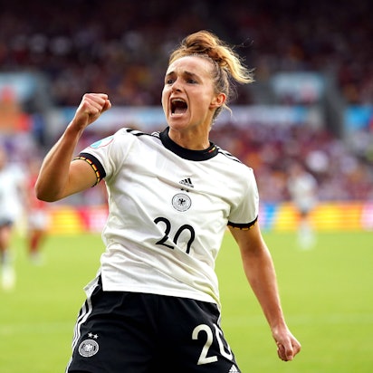 Lina Magull jubelt bei einem Fußballspiel