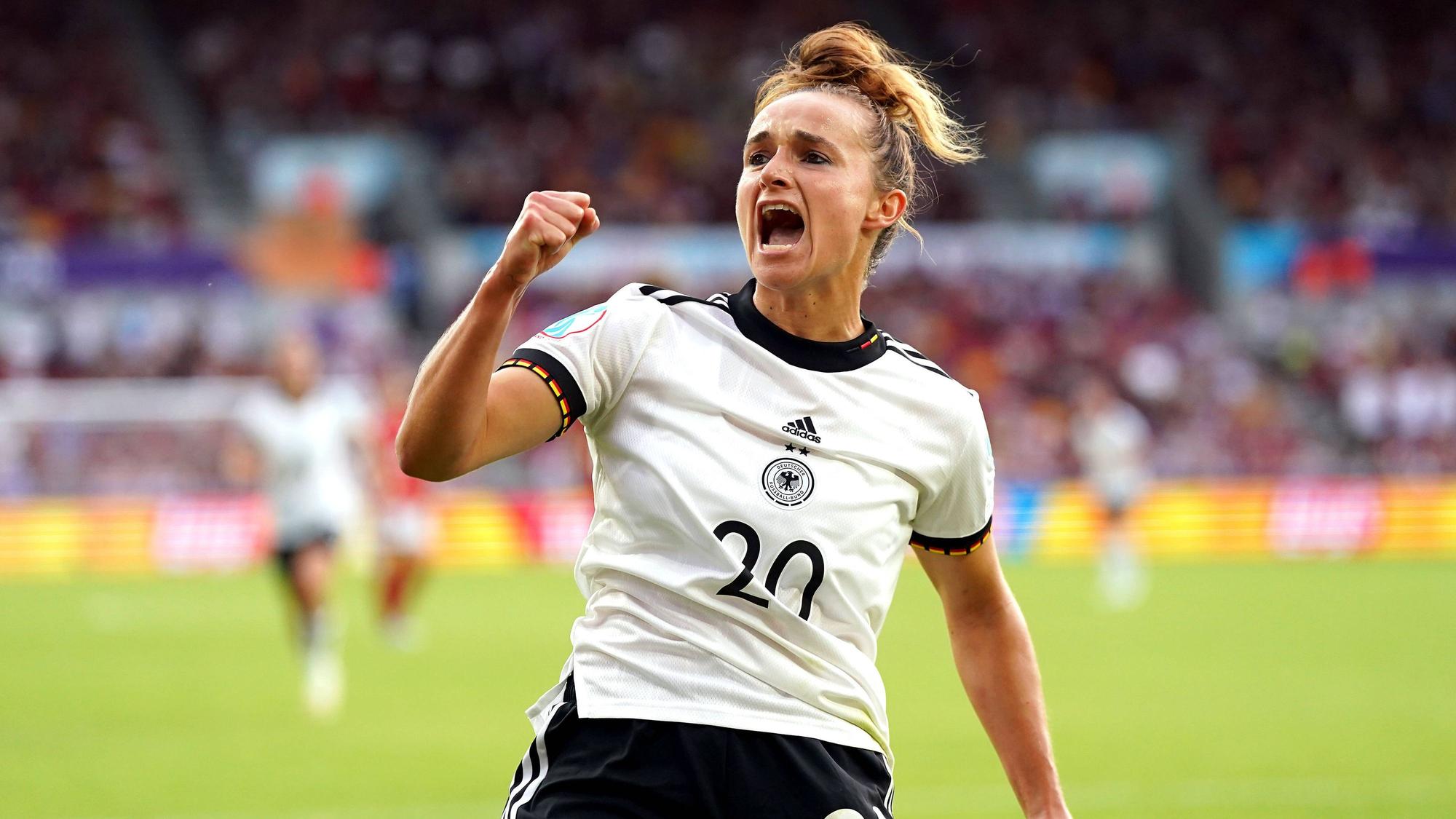 Lina Magull jubelt bei einem Fußballspiel
