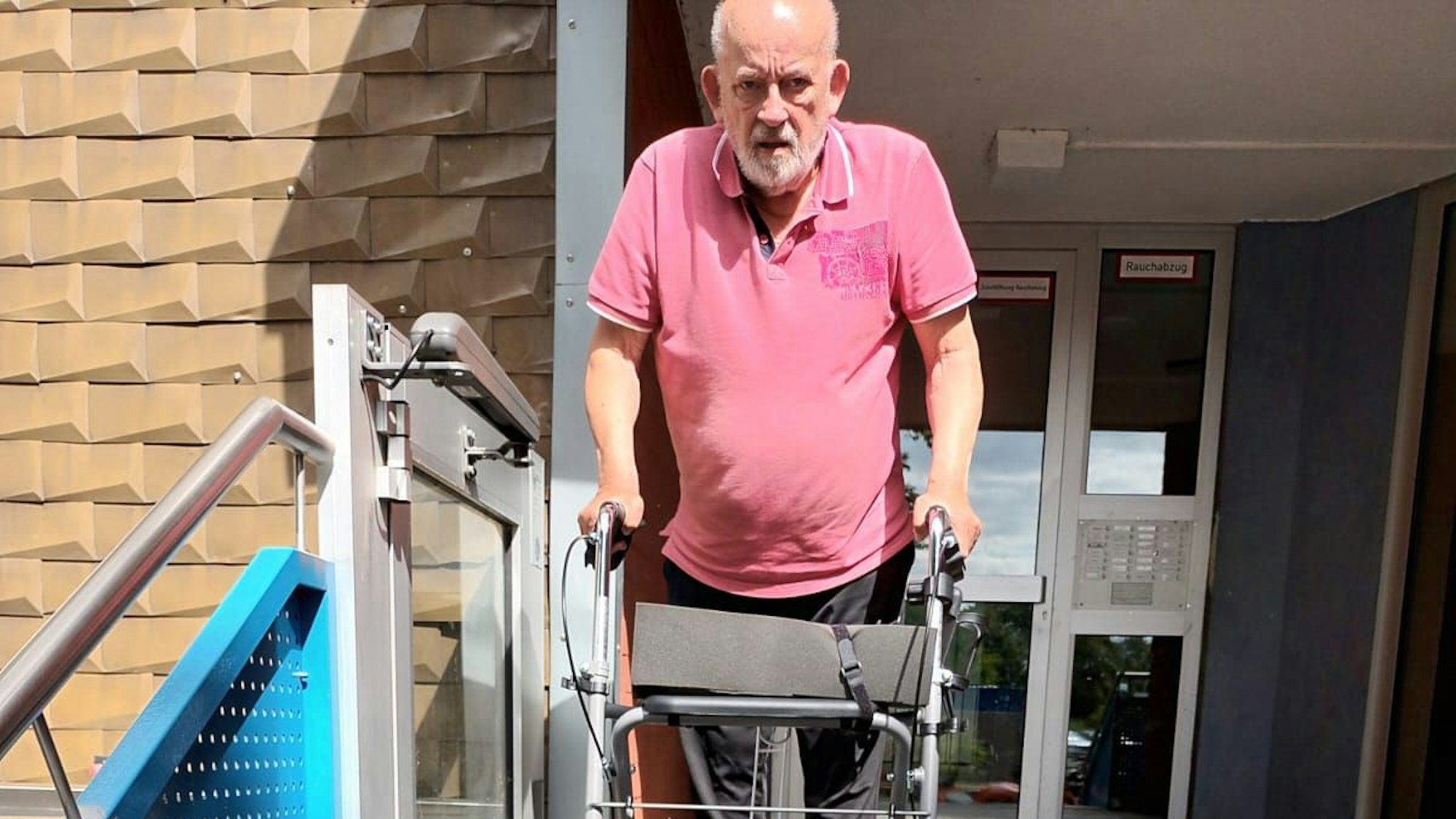 Ein Senior mit einem Rollator