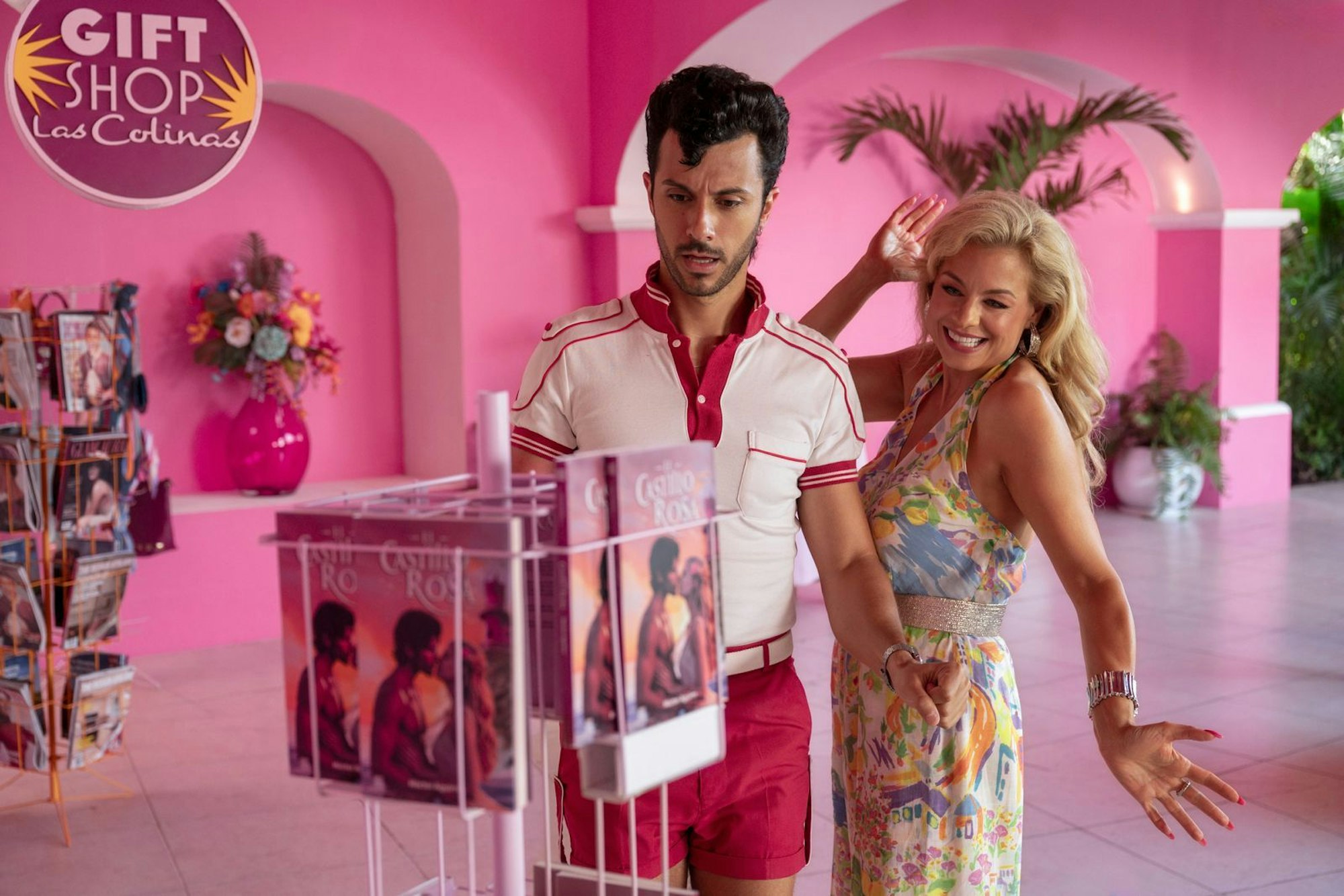Chef-Poolboy Hector Valero (Rafael Cebrián) und Resort-Besitzerin Diane Davies (Jessica Collins) sind nicht ganz einer Meinung. (Bild: Apple TV+)