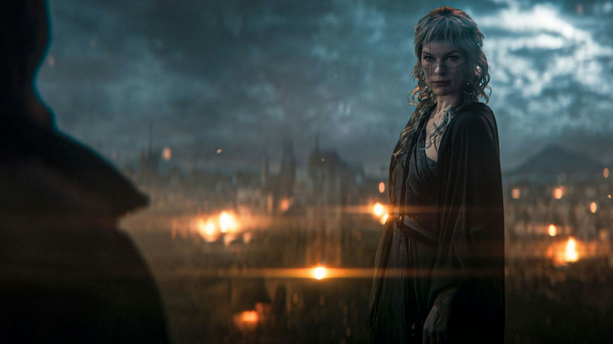 Muss mal wieder kämpfen: Milla Jovovich verkörpert in „In the Lost Lands“ eine Hexe mit Killerinstinkt. (Bild: Constantin Film / Glen MacPherson)