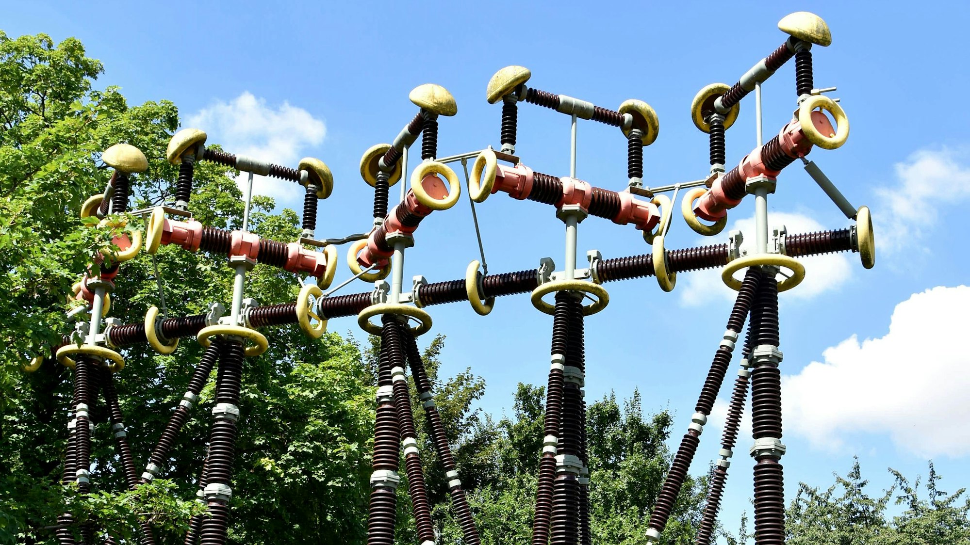 Zu sehen ist ein Hochspannungsleistungsschalter von 1957 als Industriedenkmal.