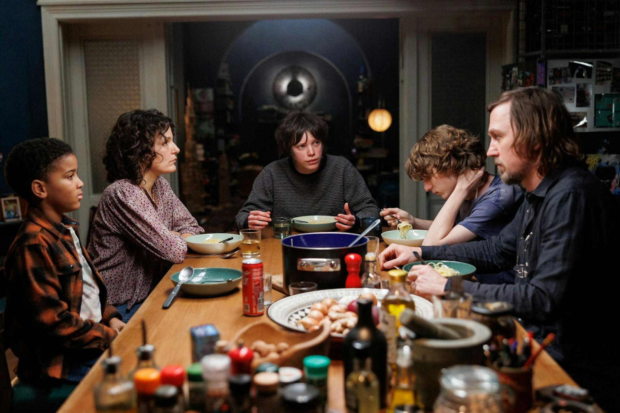 Mit Nicolette Krebitz (zweite von links) und Lars Eidinger (rechts) in zwei Hauptrollen ist Tom Tykwers „Das Licht“ prominent besetzt. (Bild: Frederic Batier/X-Filme AG)