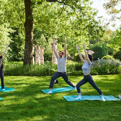 Yoga im Kurpark der Gemeinde Nümbrecht: Das Projekt „Bergisch Balance – Region mit Weitblick für Körper, Geist und Seele“ mit Schwerpunkten in der Schlossgemeinde und Reichshof-Eckenhagen soll eine Förderung erhalten.