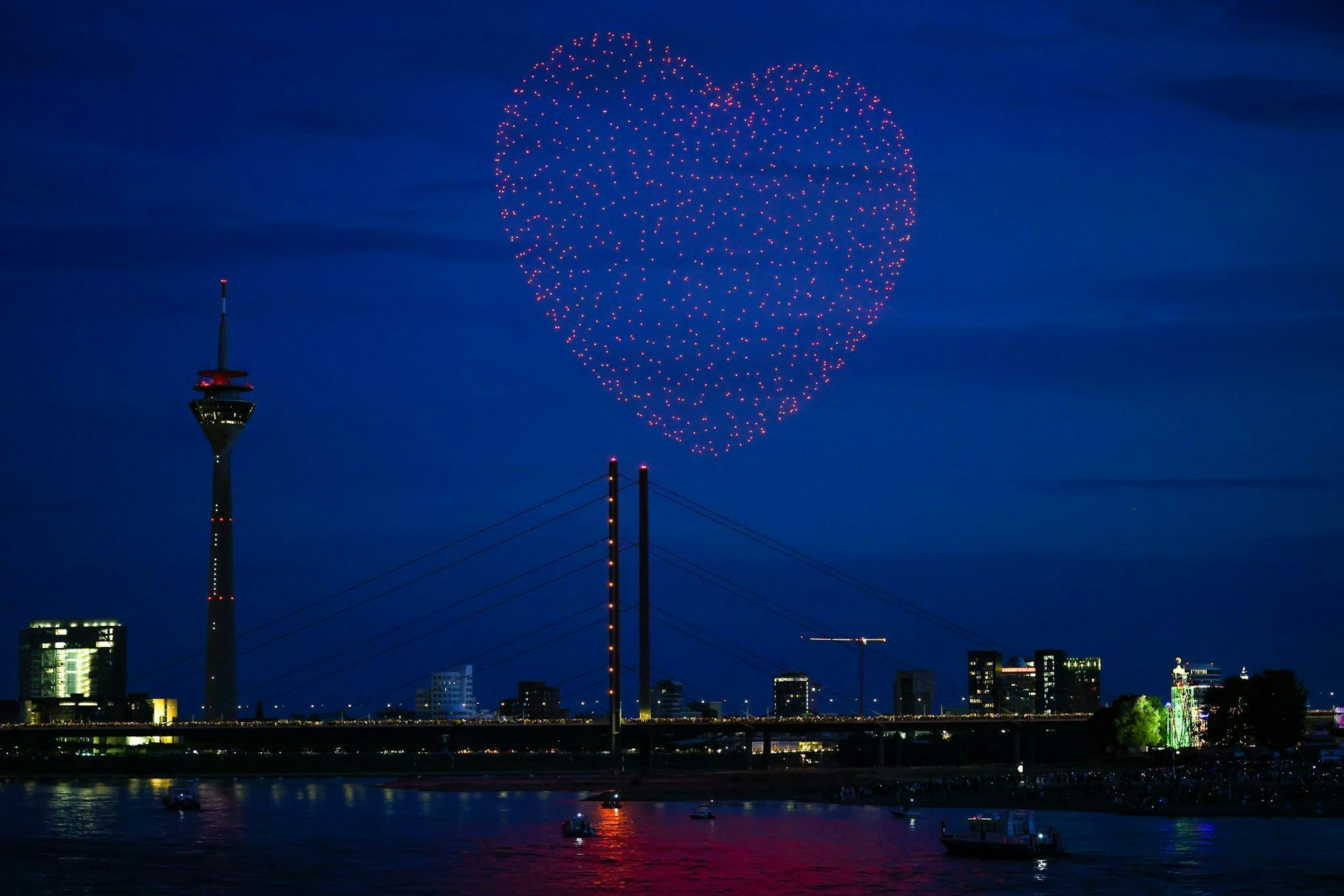 Drohnenshow und anschließendes Feuerwerk bilden den Höhepunkt der Rheinkirmes am Freitagabend ab 22.15 Uhr in Düsseldorf. (Archivbild)