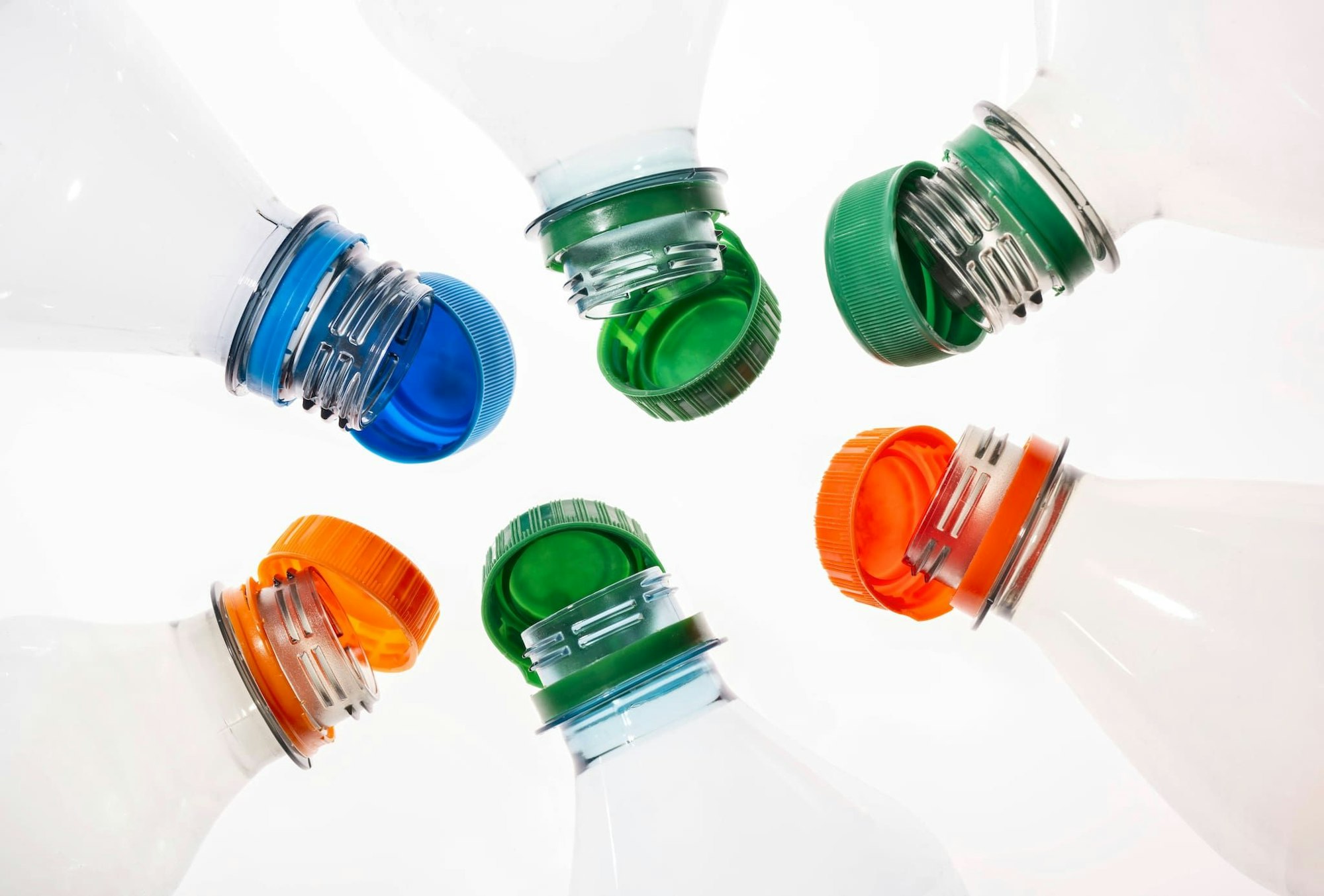Treibt es die EU zu bunt? 2019 wurde beschlossen, dass der Deckel jetzt an der Flasche bleibt.
