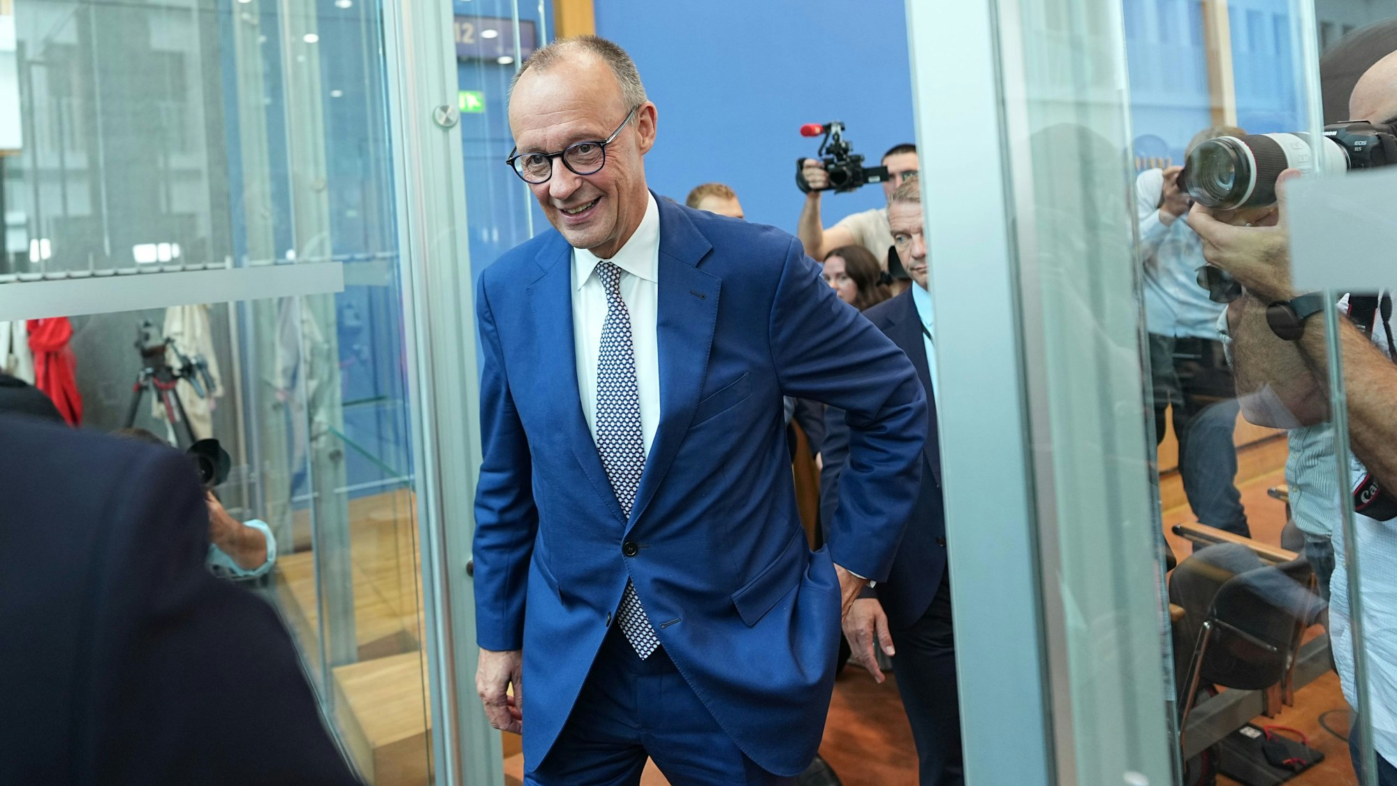 18.07.2025, Berlin: Bundeskanzler Friedrich Merz (CDU) verlässt nach seiner Sommer-Pressekonferenz die Bundespressekonferenz. Merz führt die Tradition der Sommer-Pressekonferenzen der Bundeskanzler fort. Er zog eine erste Zwischenbilanz und beantwortete Fragen zur Innen- und Außenpolitik. Foto: Michael Kappeler/dpa +++ dpa-Bildfunk +++