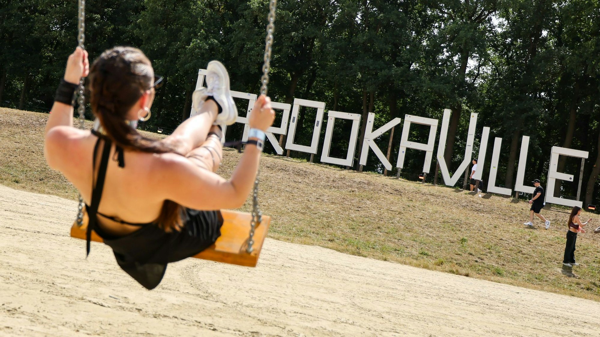 Bei sommerlichen Temperaturen feiern Zehntausende an diesem Wochenende in Weeze.