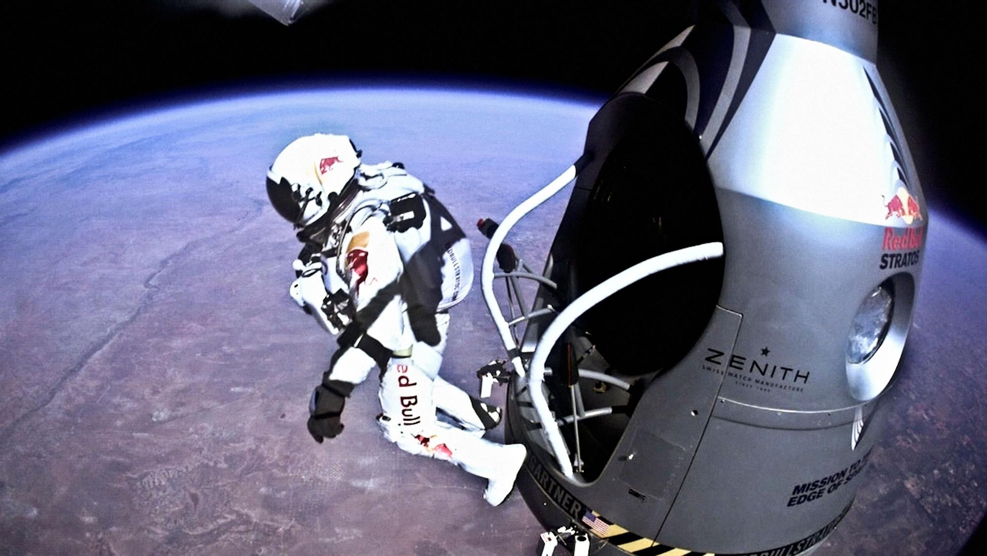 Felix Baumgartner springt während des letzten bemannten Fluges für Red Bull Stratos aus 39 Kilometern Höhe aus der Kapsel. Der österreichische Extremsportler ist bei einem Gleitschirmsprung gestorben. (Archivbild)