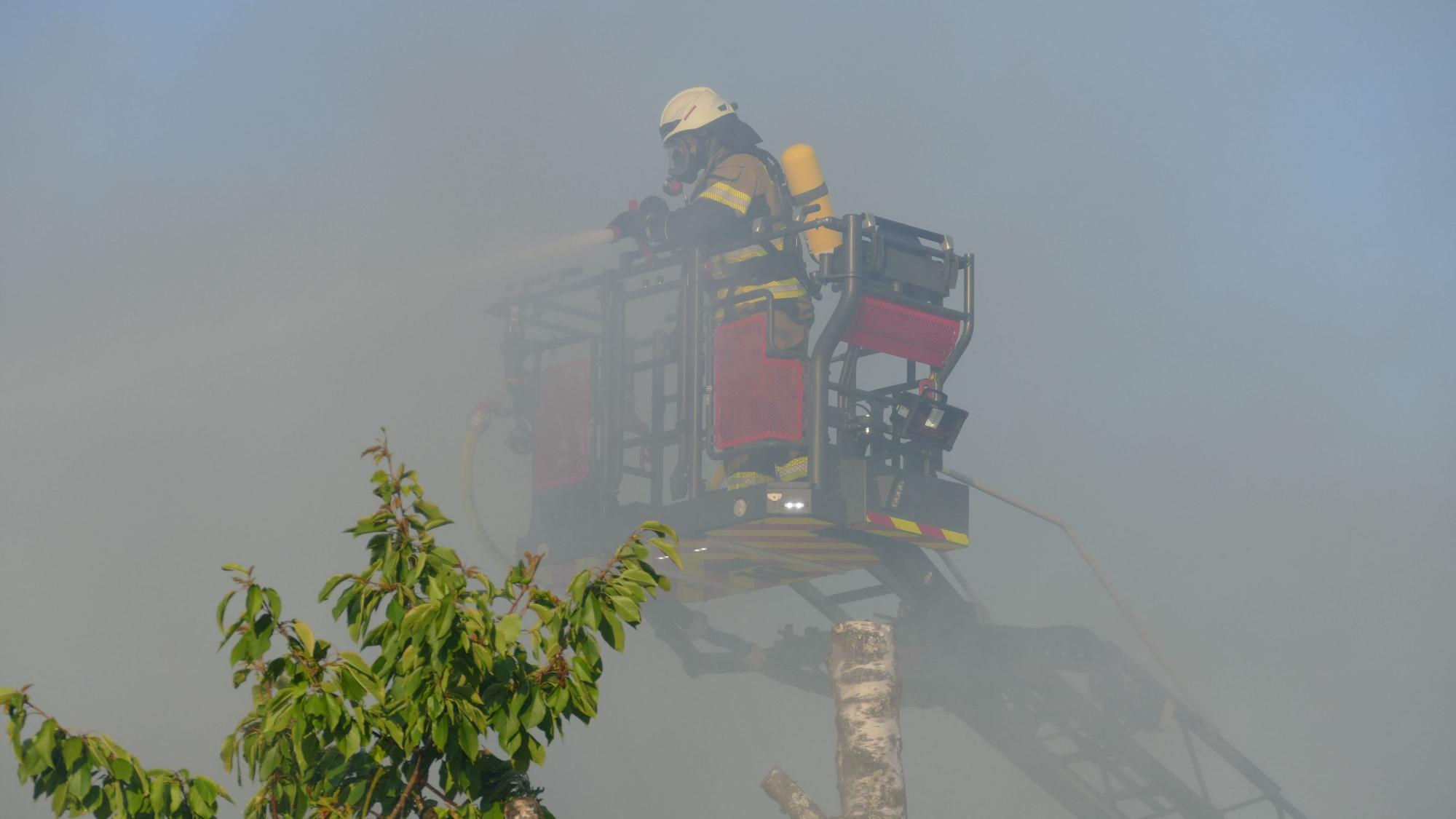 Der Korb der Drehleiter verschwand teilweise im Rauch.