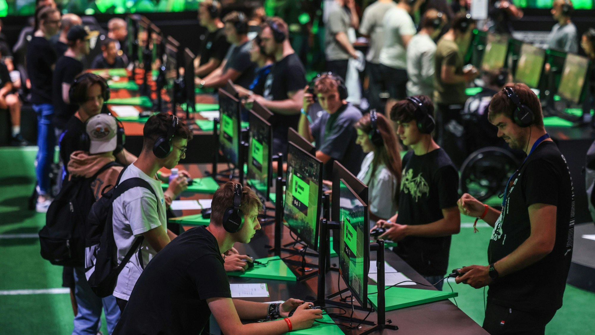 Besucher der Gamescom probieren Spiele aus.