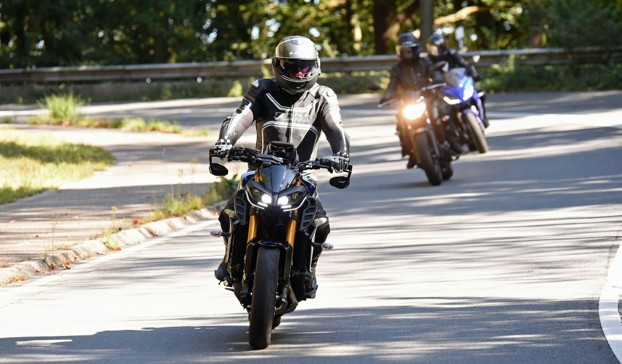 Sich untereinander zu längeren oder schnelleren Etappen anzustacheln oder sich innerhalb der Gruppe gegenseitig zu überholen, sollte bei der Motorradfahrt tabu sein.