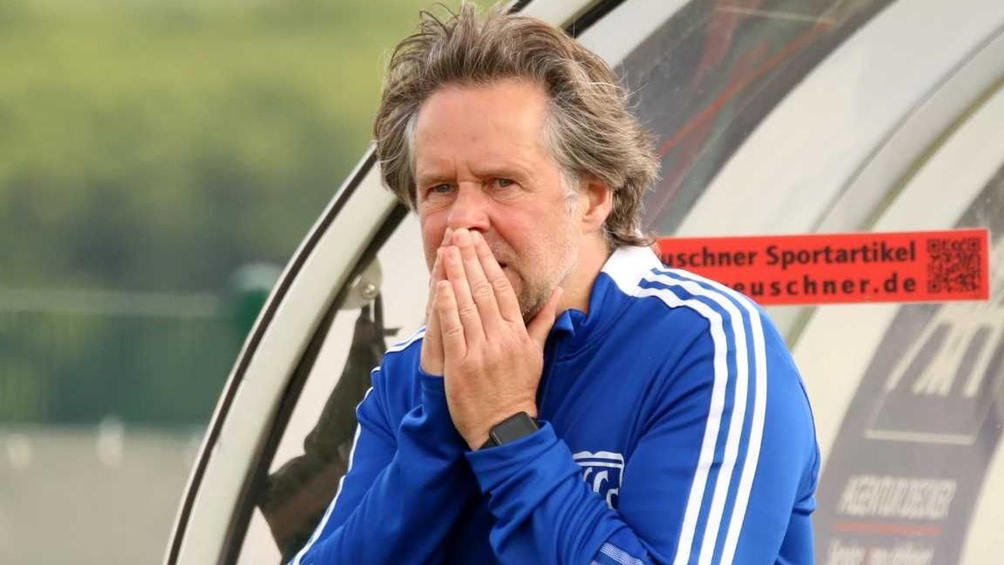 Horst Bartz verfolgt mit vor dem Gesicht gefalteten Händen ein Spiel der Wißkirchener Männer.