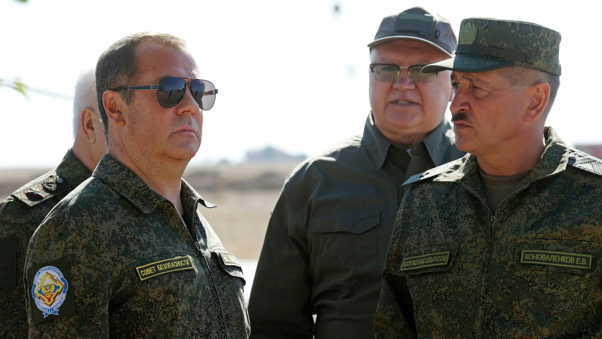 Auf diesem von der staatlichen Nachrichtenagentur Sputnik via AP veröffentlichten Foto ist Dmitri Medwedew (l.) bei einem Besuch des Raketentestgeländes Kapustin Jar zu sehen. (Archivbild)