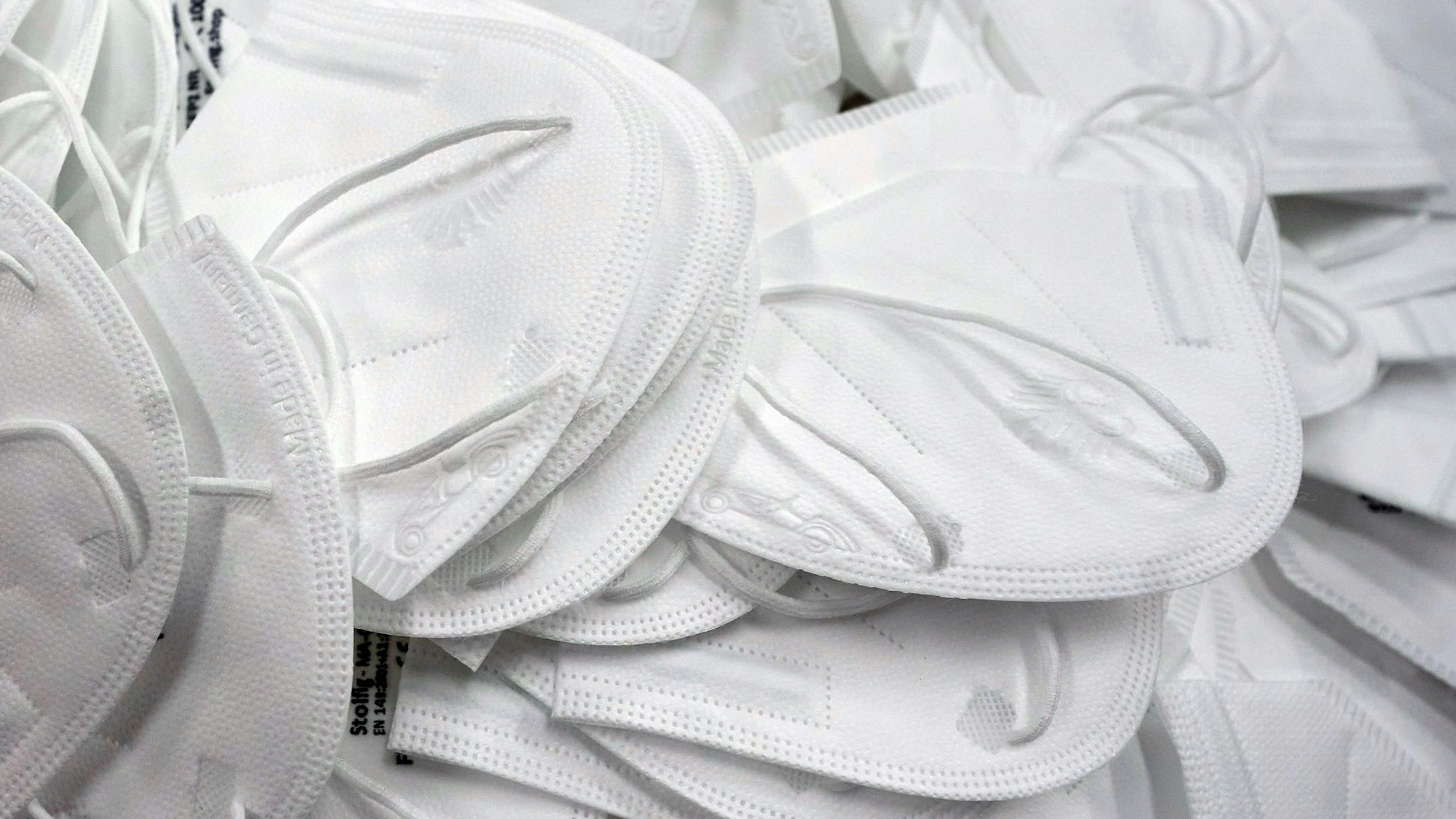 FFP2-Masken liegen in einem Karton.