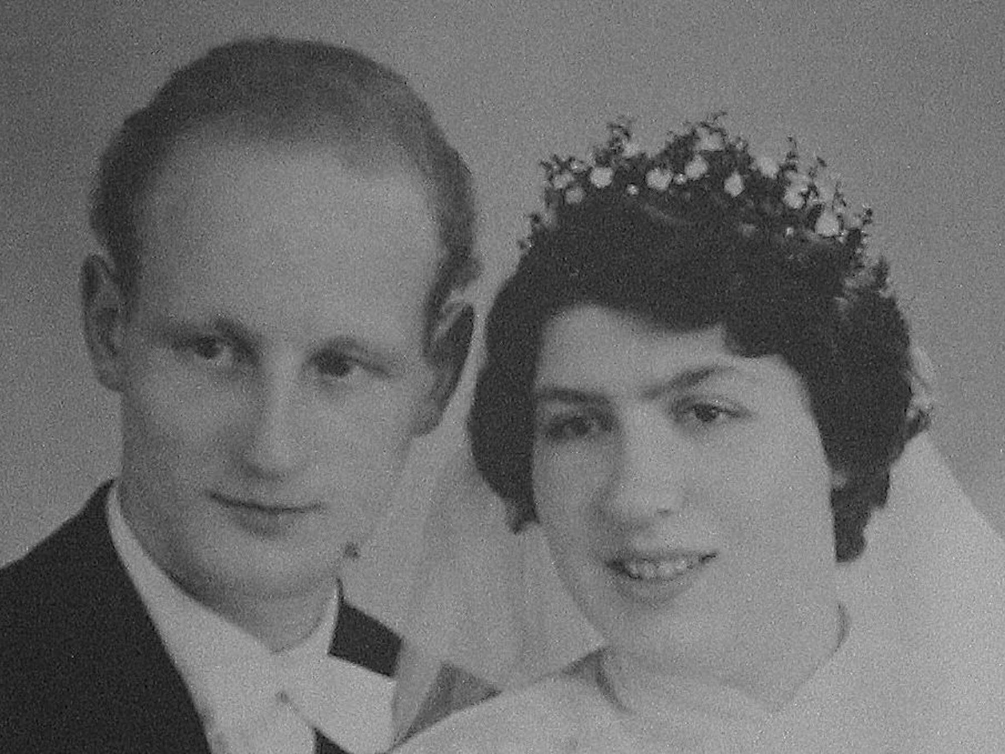 Die Braut in Weiß, der Bräutigam im Anzug, mit Fliege.